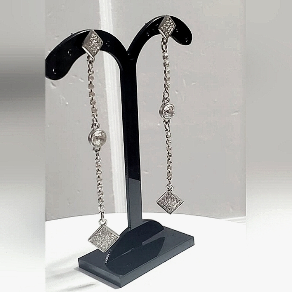 Silver Tone Dangle Stunning Earrings. 🌴